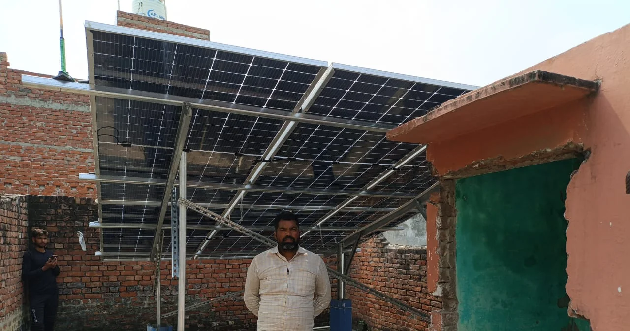 छत की जगह का बेहतर इस्तेमाल — ग्राहक के घर पर सोलर प्लांट