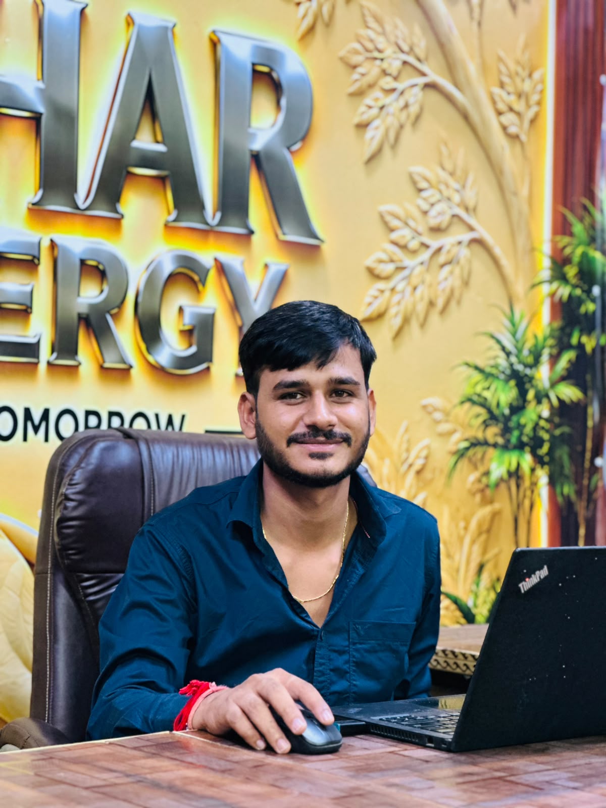 Parashar Solar Energy के संस्थापक Vishvas Parashar अपने ऑफिस में